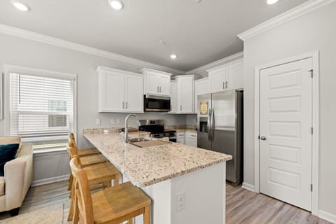 Kitchen Island & Breakfast Bar | Seating for 4 at Bar