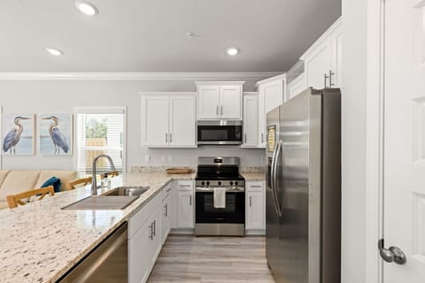 Chef`s Kitchen | Stainless Steel Appliances & Fully Stocked