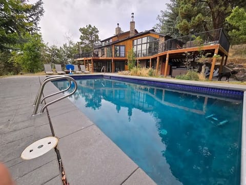 Huge pool with rad views