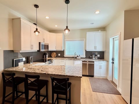 Chef’s Kitchen: Granite Counters, Stainless Steel, Breakfast Bar & Dining Area