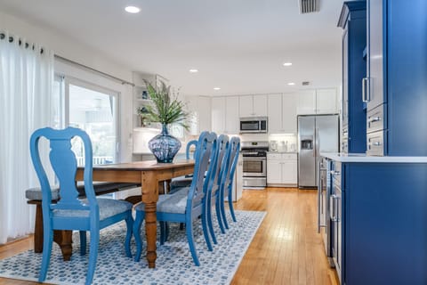 The dining room features a beautiful table with 5 seats and a large bench. The table can hold up to 10 guests