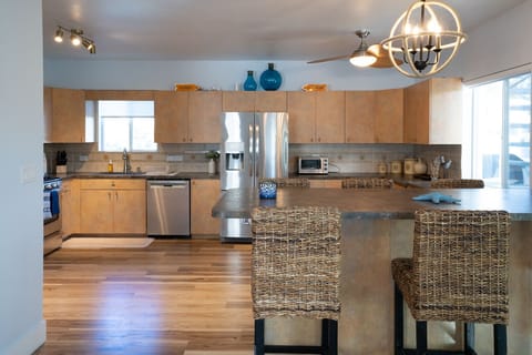 Kitchen | Counter seating for 5.