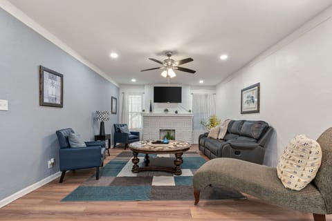 Come and connect with your loved ones in this cozy and comfortable living room. 