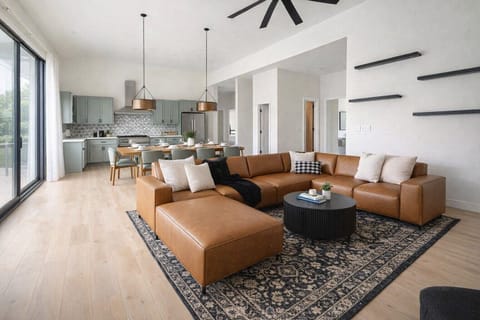 {Great Room} Anchored by a luxe leather sectional, dining for 12, and a fully equipped chef’s kitchen, Summit’s great room was designed for connection.