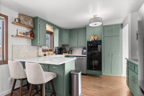 Fully equipped kitchen with modern touches!