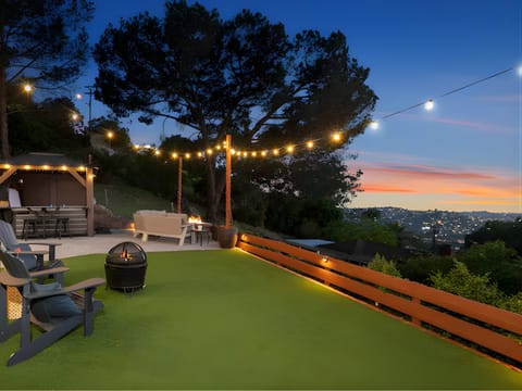 Golden-hour welcome—arrive as the sky puts on a show