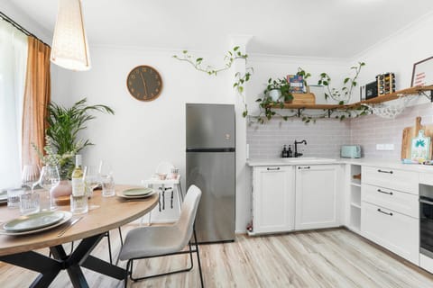 Light-filled kitchen with plenty of space to prepare your favourite dishes