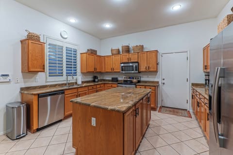 Your chef will love working in the well equipped and well lit kitchen.