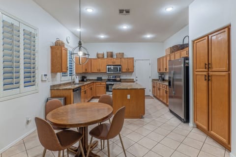 Modern, fully stocked, eat-in kitchen includes an island and table seating for 4.
