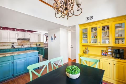 ☕ Nespresso, Keurig, and French press — because one coffee option isn’t enough.