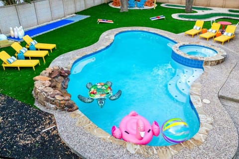  Room for the whole group to spread out and enjoy the outdoors.