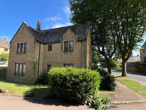Beautiful Cotswolds Stone Home Private Courtyard minutes walk from Town Centr
