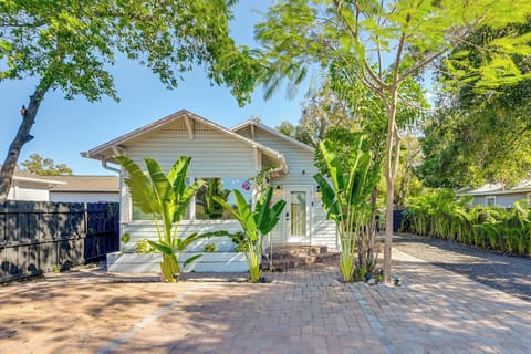 Tampa Vacation Rental | 2BR | 2BA | Steps Required | 1,000 Sq Ft