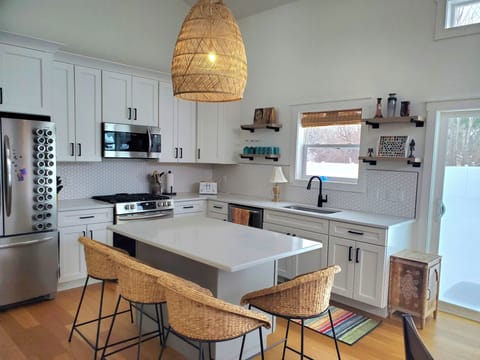 Kitchen island - additional stools available