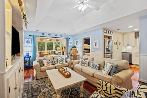 Bright and colorful space. Plenty of space to lounge!