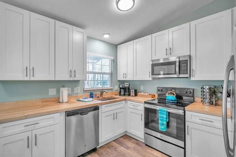 Kitchen | Beautiful and renovated kitchen with a coffee maker (drip & k cup combined!)