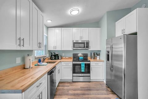 Kitchen | Fully stocked with all your cooking needs.