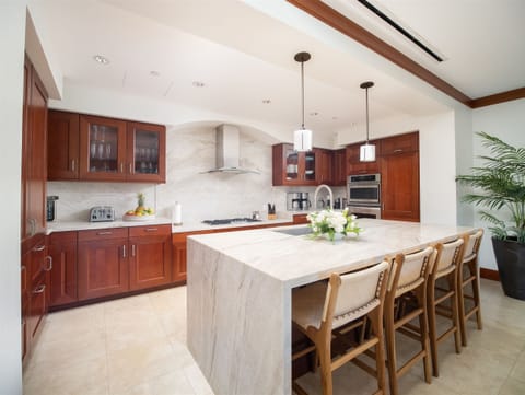 Fully Equipped Gourmet-Style Kitchen with Bar Seating