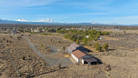 Spacious Central Oregon retreat set on open land with sweeping high desert views
