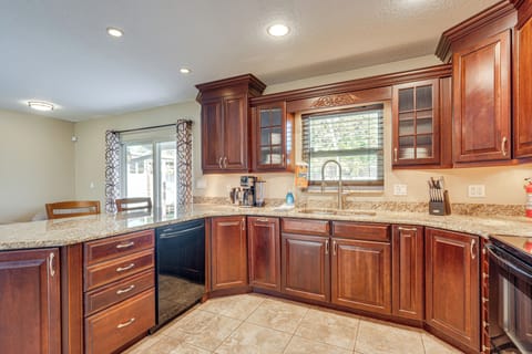 Kitchen | Breakfast Bar | Microwave