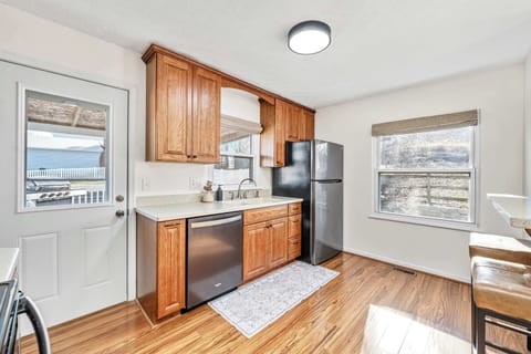 Bright kitchen w/ generous counter space & natural light