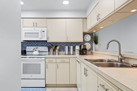 Fully equipped kitchen with everything you need to make your favorite meals