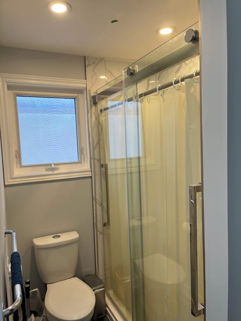 Bathroom 2 pic 1