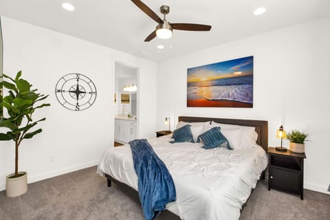 Main Floor Main Bedroom Suite w King Bed