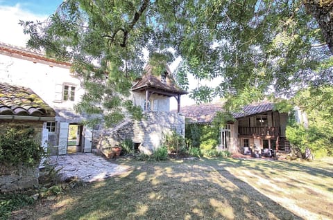 The Barn (R) sits in the grounds of a traditional Quercy farmhouse