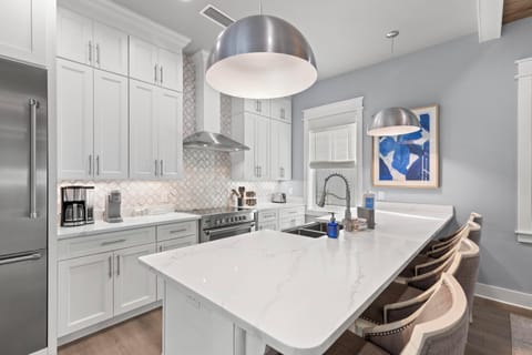 Kitchen with Breakfast Bar