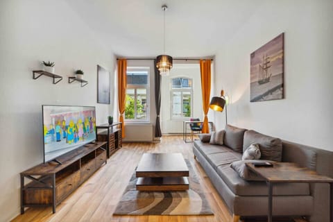 Das Wohnzimmer mit Arbeitsbereich 