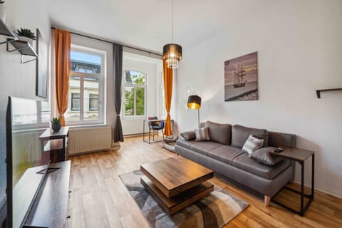 Das Wohnzimmer mit Arbeitsbereich 