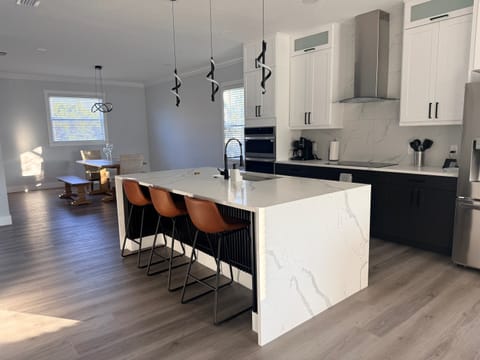 Kitchen & dining area