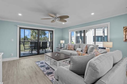 Living area, end unit, extra windows and light