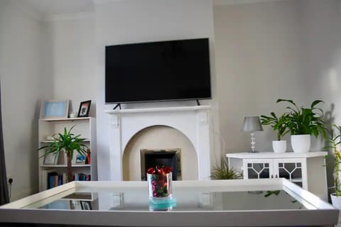 Amazing 2-Bed Home w Private Garden Free Parking (12)