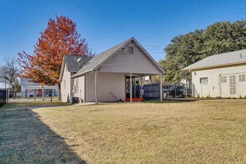 Fenced Backyard | Self Check-In | 7 Mi to Sundance Square