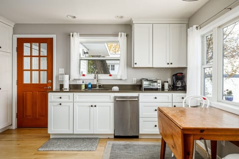 Kitchen (Main Floor)