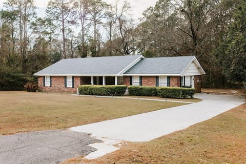 Charming single-level home with a large driveway, quiet surroundings, and easy access for your stay.