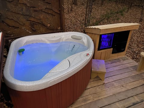 Private Hot Tub with mini-fridge stocked with beverages & Towel Warmer
