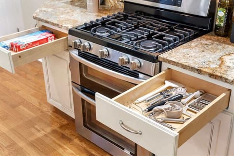 Fully equipped kitchen, ready to cook with gas stove and 4 burners