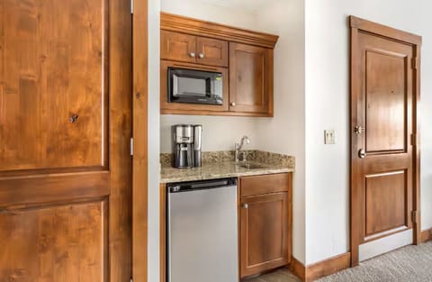 wet bar/kitchenette 