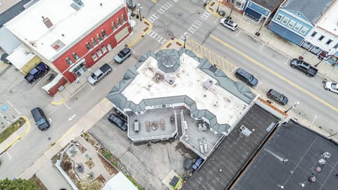 Left side balcony belongs to this unit.