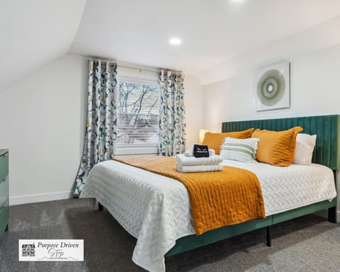 Large main bedroom with a comfortable king bed to provide a great nights sleep!
