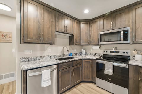 Victor Dreamweaver ~ fully stocked kitchen w/ dishwasher