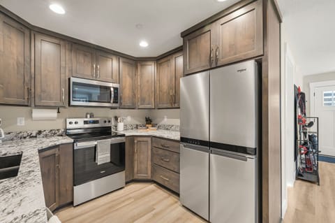 Victor Dreamweaver ~ fully stocked kitchen w/ dishwasher