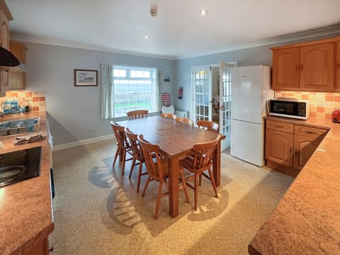 Kitchen/diner | Smugglers Den, Pirates Cove, Corrie