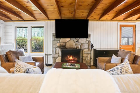 This is the heart of Sky Ranch—the glow of the fire, the softness of the throws, and a seat for every story waiting to be told. Whether it’s a movie night, a mug of cider, or quiet reflection by the flames, this space wraps you in warmth and invites you to stay awhile.