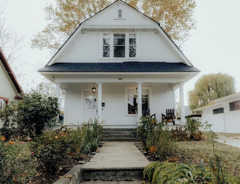 Welcome to your downtown retreat. Stylish exterior in the heart of it all.