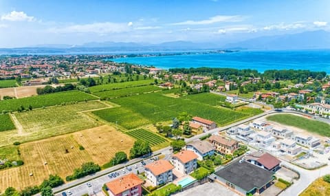 Vista Aerea da cui si vede l'intera penisola di Sirmione ed i fantastici vigneti di Lugana! Siamo a soli 150 metri dalla strada principale che collega Sirmione a Peschera del Garda e Desenzano del Garda. La spiaggia più vicina dista solo 650 metri.