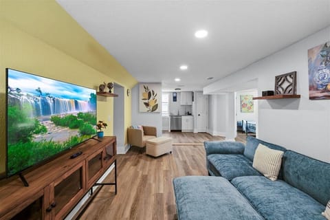 Kick back on the sectional, fire up the big-screen TV, and feel your whole group settle in after a day exploring the oldest city in America.